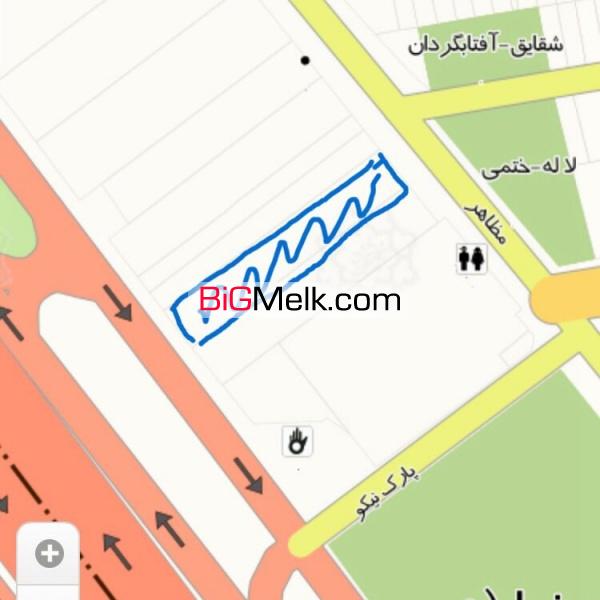 گاراژ دارای ٥ باب مغازه تجاری